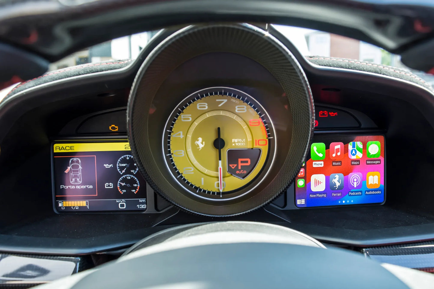 Ferrari 458 - Wireless Apple CarPlay & Android Auto Interface
