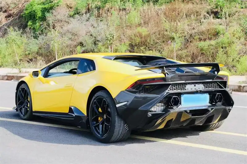 Lamborghini Huracán LP610/LP580/EVO - Tecnica Style Carbon Fiber Rear Bumper with Exhaust