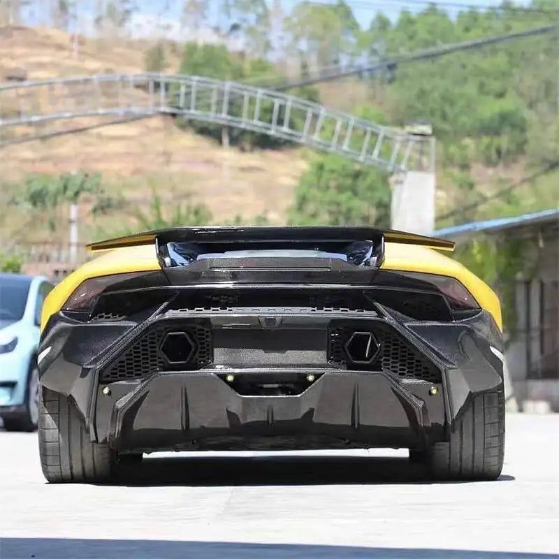 Lamborghini Huracán LP610/LP580/EVO - Tecnica Style Carbon Fiber Rear Bumper with Exhaust