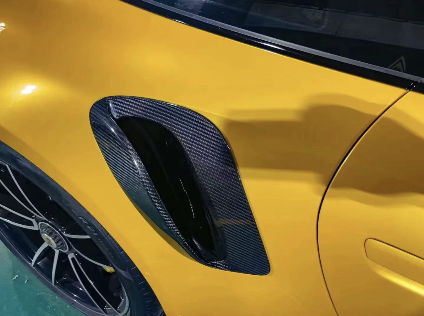 Porsche 911 Turbo S (992) - Dry Carbon Fiber Side Air Intakes