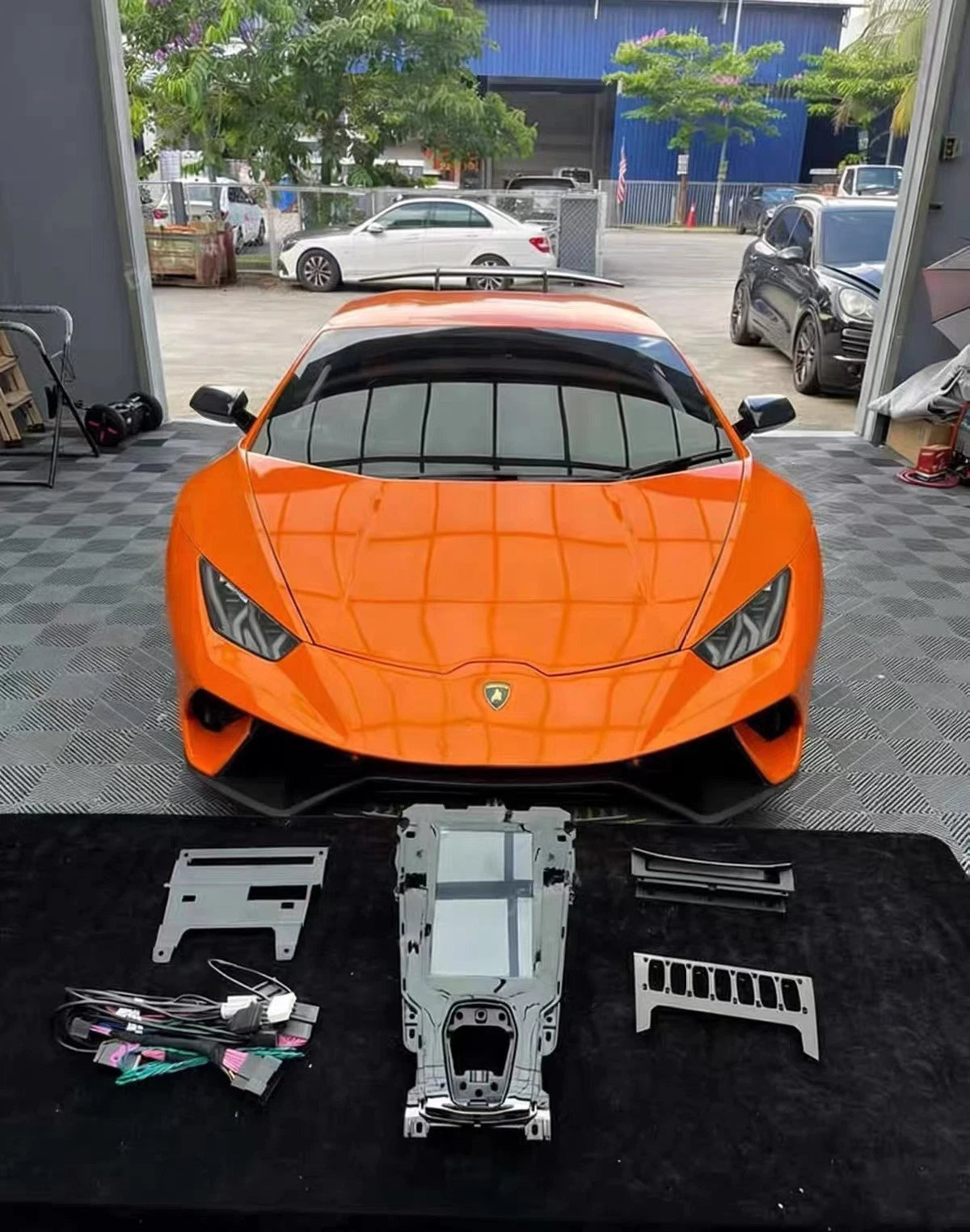 Lamborghini Huracán - EVO-Style CarPlay & Android Auto Touchscreen Replacement Upgrade with Wireless Apple CarPlay & Android Auto